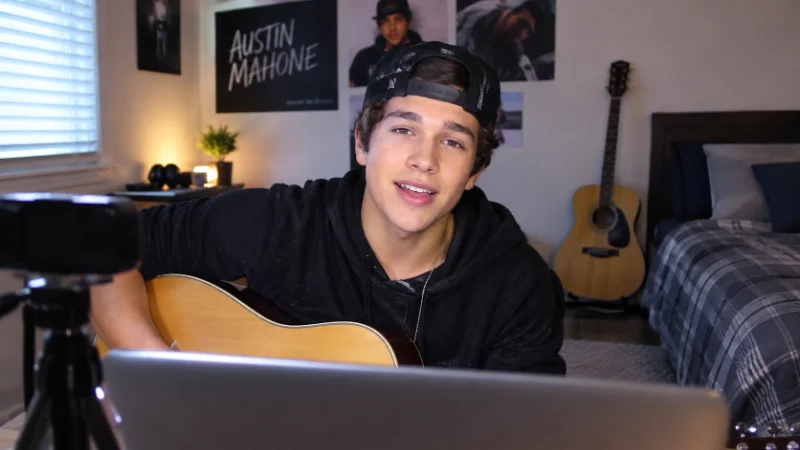 Austin Mahone recording covers during his early YouTube career