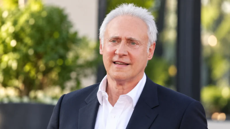 Brent Spiner in costume as Data on a sci-fi television set